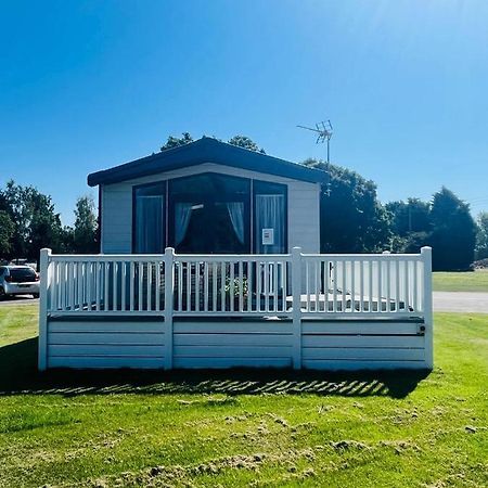 The Poplars Lodge With Hot Tub Йорк Екстериор снимка