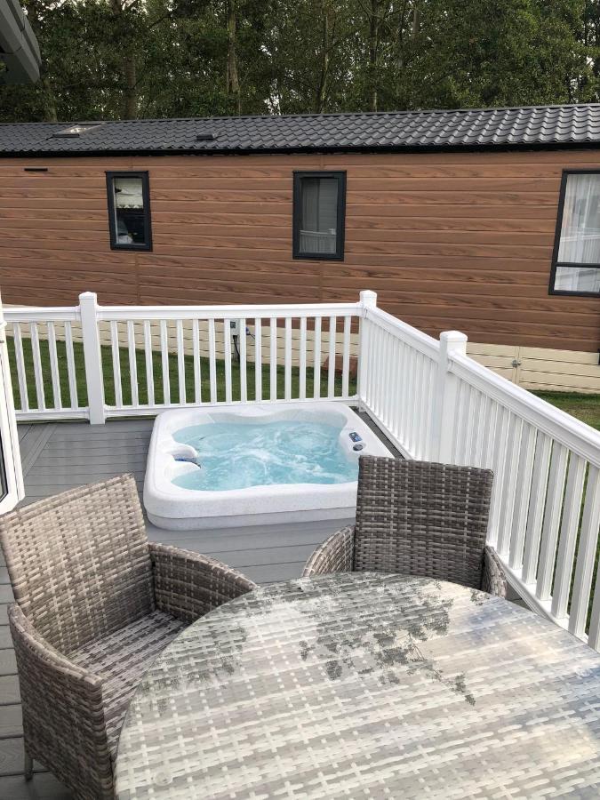 The Poplars Lodge With Hot Tub Йорк Екстериор снимка