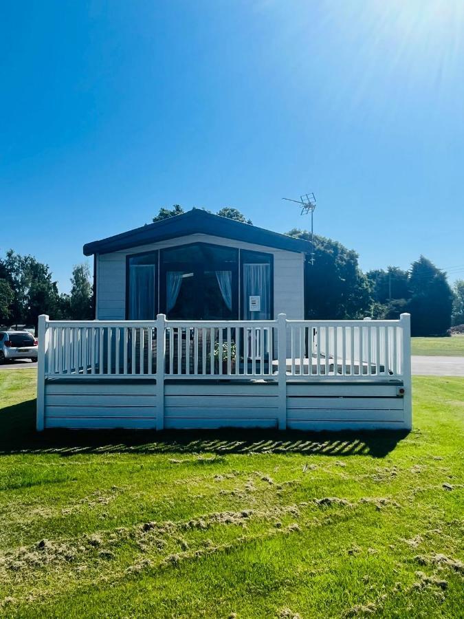 The Poplars Lodge With Hot Tub Йорк Екстериор снимка